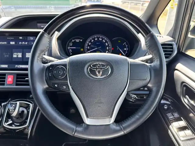 トヨタ エスクァイア ハイブリッド Gi プレミアムパッケージ ブラックテーラード 宮城県 2020(令2)年 7.2万km スパークリングブラックパールクリスタルシャイン TRDエアロ（F/S/R）/セーフティセンス/・プリクラッシュセーフティ/・レーンディパーチャーアラート/・オートマチックハイビーム/・先行車発進告知機能/パーキングサポートブレーキ/クリアランスソナー/純正10インチナビ（NSZN-Z68T）/・CD/DVD/・Bluetooth/・フルセグTV/バックカメラ/ビルトインETC2.0/ドライブレコーダー/両側パワースライドドア/ハーフレザーシート/シートヒーター/ステアリングヒーター/ウッドコンビステアリング/クルーズコントロール/ステアリングスイッチ/LEDヘッドランプ/フォグランプ/オートライト/スマートキー＆プッシュスタート/電動格納ミラー/純正15インチAW/純正フロアマット/純正ドアバイザー/Wエアバッグ