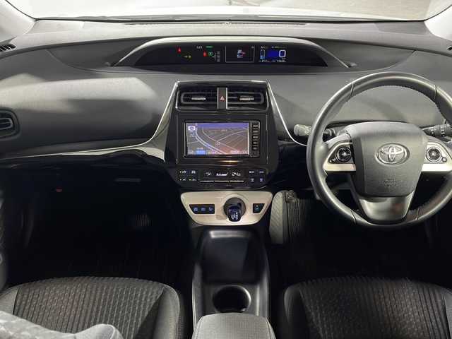 トヨタ プリウス S 沖縄県 2016(平28)年 1.8万km ホワイトパールクリスタルシャイン 禁煙車/純正７インチナビ/バックカメラ/地デジ/Ｂｌｕｅｔｏｏｔｈ/ＣＤ再生/プッシュスタート/スマートキー×２/ステアリングスイッチ/オートライト/ＬＥＤヘッドライト/ＬＥＤフォグランプ
