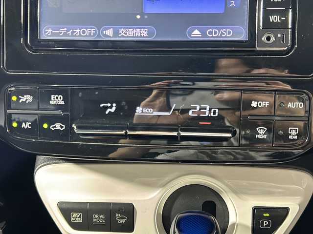 トヨタ プリウス S 沖縄県 2016(平28)年 1.8万km ホワイトパールクリスタルシャイン 禁煙車/純正７インチナビ/バックカメラ/地デジ/Ｂｌｕｅｔｏｏｔｈ/ＣＤ再生/プッシュスタート/スマートキー×２/ステアリングスイッチ/オートライト/ＬＥＤヘッドライト/ＬＥＤフォグランプ