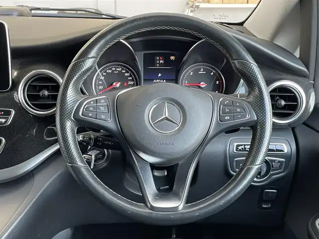 メルセデス・ベンツ Ｖ２２０ d 群馬県 2016(平28)年 7.2万km アークティックホワイト 安全装備/・衝突軽減ブレーキ/・クルーズコントロール/・クリアランスソナー/・レーンキープ/・ブラインドスポット/・全方位カメラ/・横滑り防止/純正7インチナビ/・AM/FM/Bluetooth/・SD/CD/DVD/・フルセグTV/MSV/フリップダウンモニター/LEDヘッドライト/前席パワーシート/前席シートヒーター/パドルシフト/電動パーキング/純正フロアマット/純正ビルトインETC /純正17インチアルミホイール/純正前後ドライブレコーダー