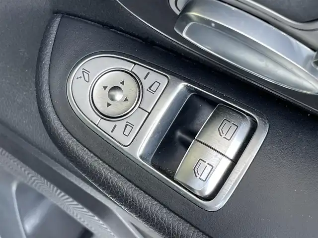 メルセデス・ベンツ Ｖ２２０ d 群馬県 2016(平28)年 7.2万km アークティックホワイト 安全装備/・衝突軽減ブレーキ/・クルーズコントロール/・クリアランスソナー/・レーンキープ/・ブラインドスポット/・全方位カメラ/・横滑り防止/純正7インチナビ/・AM/FM/Bluetooth/・SD/CD/DVD/・フルセグTV/MSV/フリップダウンモニター/LEDヘッドライト/前席パワーシート/前席シートヒーター/パドルシフト/電動パーキング/純正フロアマット/純正ビルトインETC /純正17インチアルミホイール/純正前後ドライブレコーダー