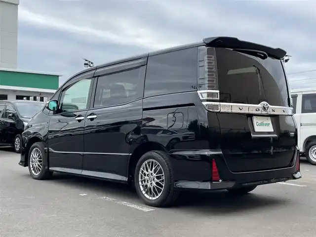トヨタ ヴォクシー ハイブリッド ZS 煌Ⅲ 東京都 2021(令3)年 0.8万km ブラック 純正９型ナビ　/両側電動ドア　/ハーフレザー　/前席シートヒーター　/トヨタセーフティセンス　/クルーズコントロール　/ＬＥＤヘッド　/フルセグＴＶ　/バックカメラ　/Ｂｌｕｅｔｏｏｔｈ　/衝突被害軽減　/レーンキープ
