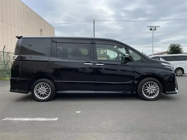 トヨタ ヴォクシー ハイブリッド ZS 煌Ⅲ 東京都 2021(令3)年 0.8万km ブラック 純正９型ナビ　/両側電動ドア　/ハーフレザー　/前席シートヒーター　/トヨタセーフティセンス　/クルーズコントロール　/ＬＥＤヘッド　/フルセグＴＶ　/バックカメラ　/Ｂｌｕｅｔｏｏｔｈ　/衝突被害軽減　/レーンキープ