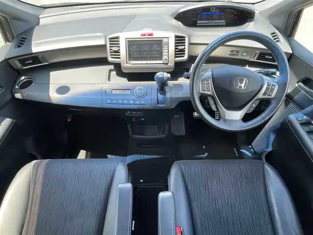 ホンダ フリード スパイク ハイブリット ジャストセレクション 熊本県 2013(平25)年 4.6万km プレミアムスパークルブラックパール (株)IDOMが運営する【じしゃロン熊本店】の自社ローン専用車両になりますこちらは現金またはオートローンご利用時の価格です。自社ローンご希望の方は別途その旨お申付け下さい/ワンオーナー　/純正ナビ　/ホンダインターナビ　/バックカメラ　/両側パワースライドドア　/クルーズコントローラー　/ビルトインＥＴＣ　/ＨＩＤヘッドライト　/ダブルエアバッグ　/イモビライザー　/純正ＡＷ