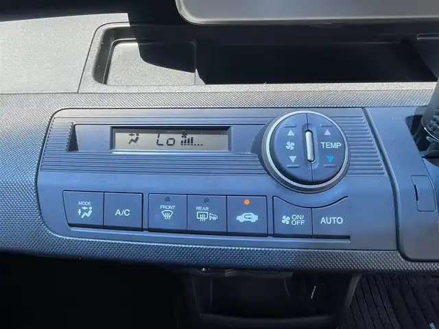 ホンダ フリード スパイク ハイブリット ジャストセレクション 熊本県 2013(平25)年 4.6万km プレミアムスパークルブラックパール (株)IDOMが運営する【じしゃロン熊本店】の自社ローン専用車両になりますこちらは現金またはオートローンご利用時の価格です。自社ローンご希望の方は別途その旨お申付け下さい/ワンオーナー　/純正ナビ　/ホンダインターナビ　/バックカメラ　/両側パワースライドドア　/クルーズコントローラー　/ビルトインＥＴＣ　/ＨＩＤヘッドライト　/ダブルエアバッグ　/イモビライザー　/純正ＡＷ