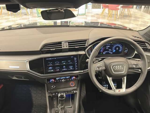 アウディ アウディ Ｑ３ SB 35TFSI Sライン 岐阜県 2024(令6)年 0.3万km 黒 純正ナビゲーション/アラウンドビューカメラ/ETC2.0/ハンズフリーパワーバックドア/ワイヤレス充電/前後ドライブレコーダー/クルーズコントロール/パドルシフト/革シート/シートヒーター/パワーシート/純正フロアマット/プッシュスタート/スマートキー/スペアキー/オートエアコン/LEDヘッドライト/オートライト/コーナーセンサー/純正アルミホイール