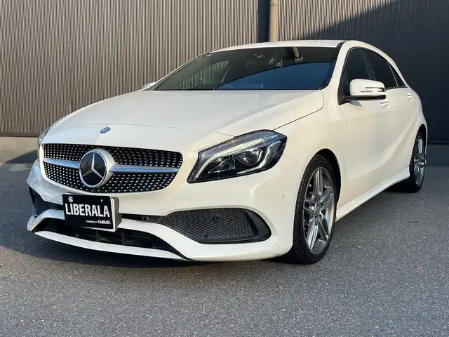 メルセデス・ベンツ Ａ１８０ スポーツ 香川県 2017(平29)年 5.5万km カルサイトホワイト 登録時走行距離：54464km/衝突軽減システム/レーンキープアシスト/社外デジタルインナーミラー/バックカメラ/ハーフレザーシート/革巻きステアリング/ステアリングリモコン/LEDヘッドライト/純正18インチアルミホイール/プッシュスタート/スマートキー