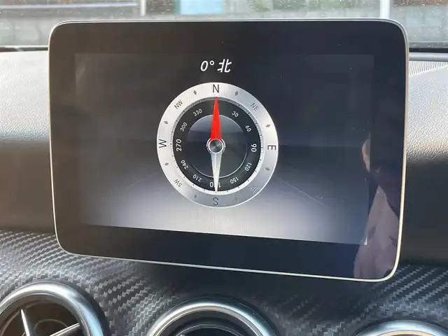 メルセデス・ベンツ Ａ１８０ スポーツ 香川県 2017(平29)年 5.5万km カルサイトホワイト 登録時走行距離：54464km/衝突軽減システム/レーンキープアシスト/社外デジタルインナーミラー/バックカメラ/ハーフレザーシート/革巻きステアリング/ステアリングリモコン/LEDヘッドライト/純正18インチアルミホイール/プッシュスタート/スマートキー