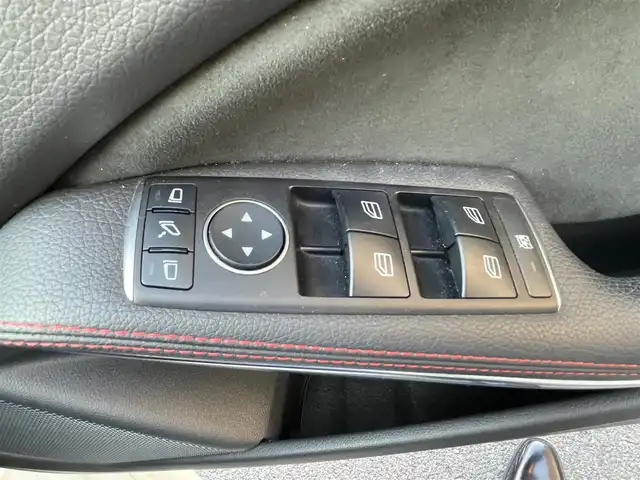 メルセデス・ベンツ Ａ１８０ スポーツ 香川県 2017(平29)年 5.5万km カルサイトホワイト 登録時走行距離：54464km/衝突軽減システム/レーンキープアシスト/社外デジタルインナーミラー/バックカメラ/ハーフレザーシート/革巻きステアリング/ステアリングリモコン/LEDヘッドライト/純正18インチアルミホイール/プッシュスタート/スマートキー