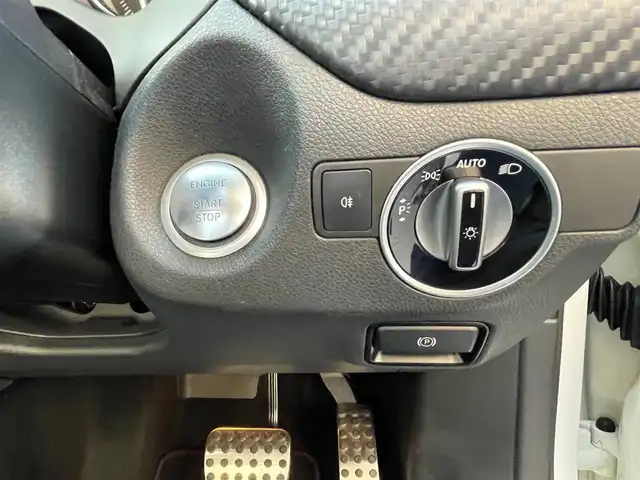 メルセデス・ベンツ Ａ１８０ スポーツ 香川県 2017(平29)年 5.5万km カルサイトホワイト 登録時走行距離：54464km/衝突軽減システム/レーンキープアシスト/社外デジタルインナーミラー/バックカメラ/ハーフレザーシート/革巻きステアリング/ステアリングリモコン/LEDヘッドライト/純正18インチアルミホイール/プッシュスタート/スマートキー