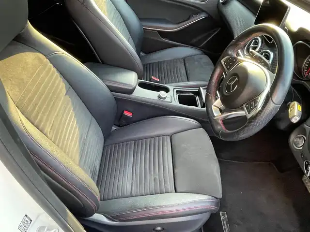 メルセデス・ベンツ Ａ１８０ スポーツ 香川県 2017(平29)年 5.5万km カルサイトホワイト 登録時走行距離：54464km/衝突軽減システム/レーンキープアシスト/社外デジタルインナーミラー/バックカメラ/ハーフレザーシート/革巻きステアリング/ステアリングリモコン/LEDヘッドライト/純正18インチアルミホイール/プッシュスタート/スマートキー