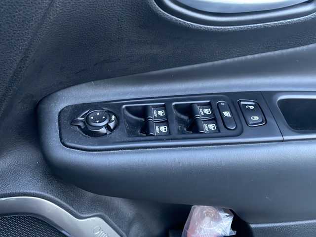 クライスラー・ジープ ジープ レネゲード リミテッド 福岡県 2019(平31)年 3.2万km グレー 純正ナビ/　（AM/FM/BT/フルセグ/USB/AUX/バック)/クルーズコントロール/シートヒーター（D席＋N席）/ルーフレール/ステアリングヒーター/BSM/クリアランスソナー/横滑り防止装置/レーンキープアシスト/盗難防止装置/オートライト/電動パーキングブレーキ/ステアリングスィッチ/電格ミラー/プッシュスタート/純正マット/オートライト/アイドリングストップ/LEDライト