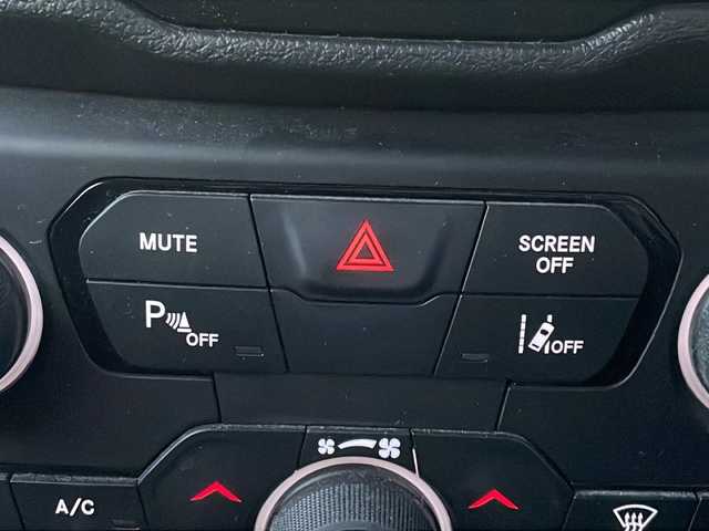 クライスラー・ジープ ジープ レネゲード リミテッド 福岡県 2019(平31)年 3.2万km グレー 純正ナビ/　（AM/FM/BT/フルセグ/USB/AUX/バック)/クルーズコントロール/シートヒーター（D席＋N席）/ルーフレール/ステアリングヒーター/BSM/クリアランスソナー/横滑り防止装置/レーンキープアシスト/盗難防止装置/オートライト/電動パーキングブレーキ/ステアリングスィッチ/電格ミラー/プッシュスタート/純正マット/オートライト/アイドリングストップ/LEDライト