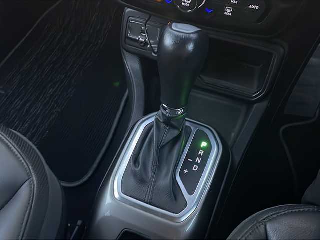 クライスラー・ジープ ジープ レネゲード リミテッド 福岡県 2019(平31)年 3.2万km グレー 純正ナビ/　（AM/FM/BT/フルセグ/USB/AUX/バック)/クルーズコントロール/シートヒーター（D席＋N席）/ルーフレール/ステアリングヒーター/BSM/クリアランスソナー/横滑り防止装置/レーンキープアシスト/盗難防止装置/オートライト/電動パーキングブレーキ/ステアリングスィッチ/電格ミラー/プッシュスタート/純正マット/オートライト/アイドリングストップ/LEDライト