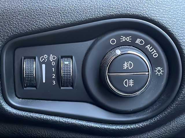 クライスラー・ジープ ジープ レネゲード リミテッド 福岡県 2019(平31)年 3.2万km グレー 純正ナビ/　（AM/FM/BT/フルセグ/USB/AUX/バック)/クルーズコントロール/シートヒーター（D席＋N席）/ルーフレール/ステアリングヒーター/BSM/クリアランスソナー/横滑り防止装置/レーンキープアシスト/盗難防止装置/オートライト/電動パーキングブレーキ/ステアリングスィッチ/電格ミラー/プッシュスタート/純正マット/オートライト/アイドリングストップ/LEDライト