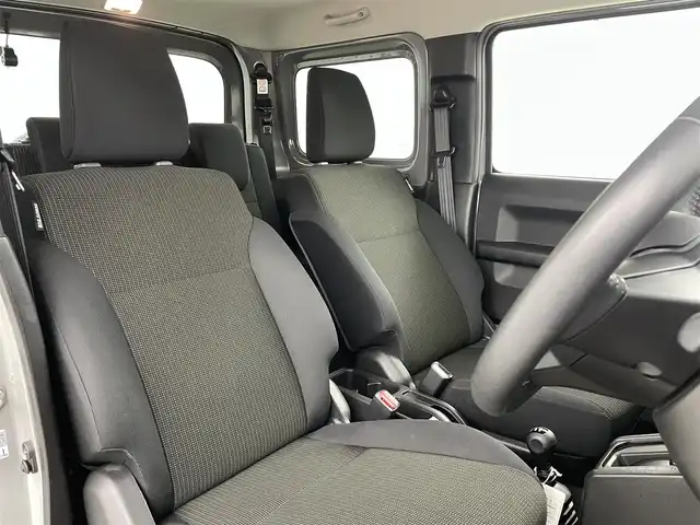 スズキ ジムニー XC 福島県 2022(令4)年 2.9万km ミディアムグレー スズキセーフティサポート/・誤発進抑制機能（前方・後方）/・後退時ブレーキサポート/・車線逸脱抑制機能/・ふらつき警報機能/・標識認識機能/・先行車発進お知らせ機能/・ハイビームアシスト/ダウンヒルアシスト/パートタイム４WD/純正8インチナビ/・型番：CN-RZ876/・フルセグ/CD/DVD/SD/USB/BT/FM/AM/・バックカメラ/・ETC/前後ドライブレコーダー/革巻きステアリング/・ステアリングスイッチ/前席シートヒーター/ＬＥＤヘッドライト/・フォグランプ/・オートライト/プッシュスタート/・スマートキー/電動格納ミラー/・ウィンカーミラー/・ミラーヒーター/純正フロアマット/純正ドアバイザー/純正16インチＡＷ