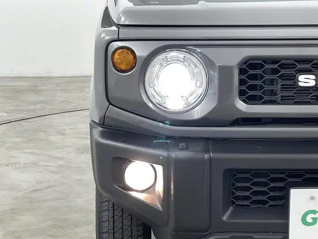 スズキ ジムニー XC 福島県 2022(令4)年 2.9万km ミディアムグレー スズキセーフティサポート/・誤発進抑制機能（前方・後方）/・後退時ブレーキサポート/・車線逸脱抑制機能/・ふらつき警報機能/・標識認識機能/・先行車発進お知らせ機能/・ハイビームアシスト/ダウンヒルアシスト/パートタイム４WD/純正8インチナビ/・型番：CN-RZ876/・フルセグ/CD/DVD/SD/USB/BT/FM/AM/・バックカメラ/・ETC/前後ドライブレコーダー/革巻きステアリング/・ステアリングスイッチ/前席シートヒーター/ＬＥＤヘッドライト/・フォグランプ/・オートライト/プッシュスタート/・スマートキー/電動格納ミラー/・ウィンカーミラー/・ミラーヒーター/純正フロアマット/純正ドアバイザー/純正16インチＡＷ