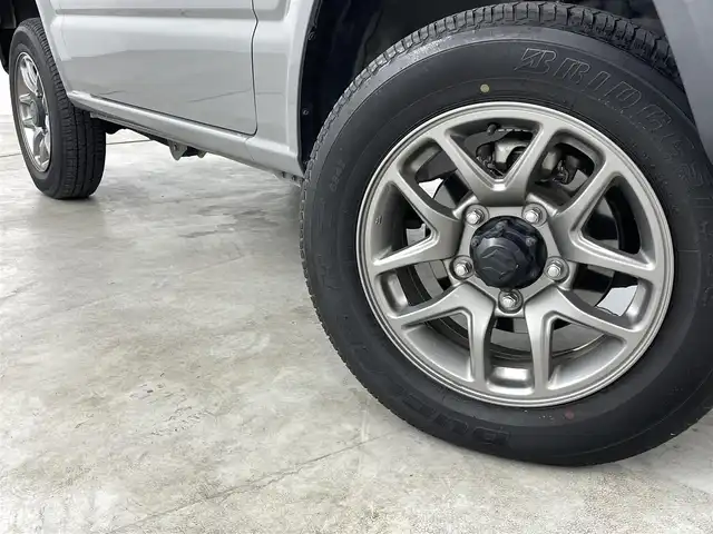 スズキ ジムニー XC 福島県 2022(令4)年 2.9万km ミディアムグレー スズキセーフティサポート/・誤発進抑制機能（前方・後方）/・後退時ブレーキサポート/・車線逸脱抑制機能/・ふらつき警報機能/・標識認識機能/・先行車発進お知らせ機能/・ハイビームアシスト/ダウンヒルアシスト/パートタイム４WD/純正8インチナビ/・型番：CN-RZ876/・フルセグ/CD/DVD/SD/USB/BT/FM/AM/・バックカメラ/・ETC/前後ドライブレコーダー/革巻きステアリング/・ステアリングスイッチ/前席シートヒーター/ＬＥＤヘッドライト/・フォグランプ/・オートライト/プッシュスタート/・スマートキー/電動格納ミラー/・ウィンカーミラー/・ミラーヒーター/純正フロアマット/純正ドアバイザー/純正16インチＡＷ
