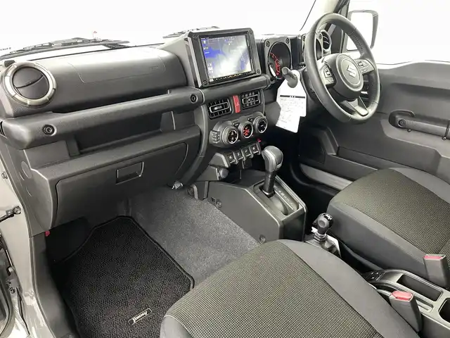 スズキ ジムニー XC 福島県 2022(令4)年 2.9万km ミディアムグレー スズキセーフティサポート/・誤発進抑制機能（前方・後方）/・後退時ブレーキサポート/・車線逸脱抑制機能/・ふらつき警報機能/・標識認識機能/・先行車発進お知らせ機能/・ハイビームアシスト/ダウンヒルアシスト/パートタイム４WD/純正8インチナビ/・型番：CN-RZ876/・フルセグ/CD/DVD/SD/USB/BT/FM/AM/・バックカメラ/・ETC/前後ドライブレコーダー/革巻きステアリング/・ステアリングスイッチ/前席シートヒーター/ＬＥＤヘッドライト/・フォグランプ/・オートライト/プッシュスタート/・スマートキー/電動格納ミラー/・ウィンカーミラー/・ミラーヒーター/純正フロアマット/純正ドアバイザー/純正16インチＡＷ