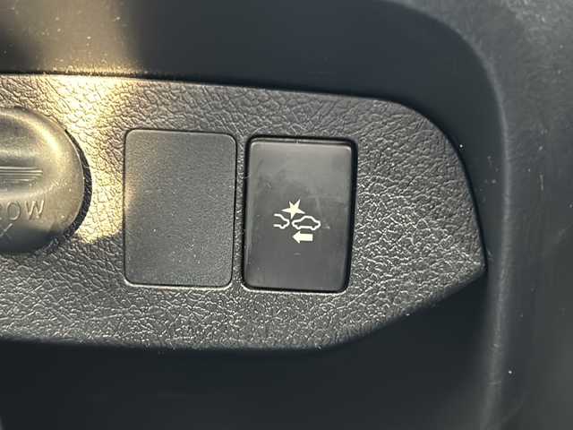 トヨタ ヴィッツ F LEDエディション 福島県 2017(平29)年 4万km シルバーM 純正ナビ　バックカメラ　フルセグＴＶ　ＡＭ／ＦＭ　前後ドラレコ　プッシュスタート　スマートキー　スペアキー　衝突軽減ブレーキ　オートライト　オートハイビーム　積み込み夏タイヤ　車線逸脱警報