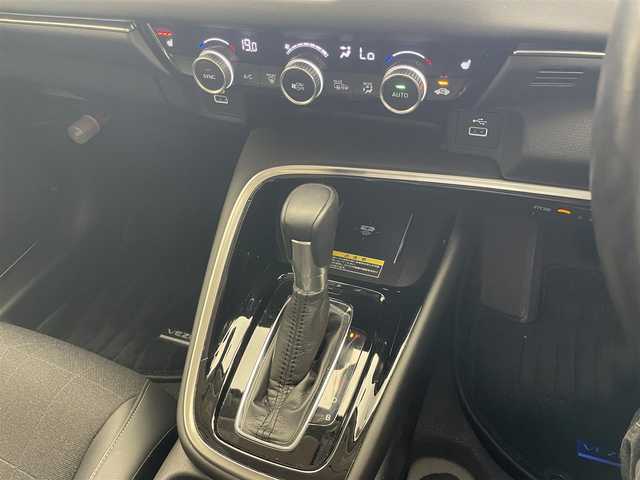 ホンダ ヴェゼル ハイブリッド e:HEV Z 愛知県 2021(令3)年 4.6万km プラチナホワイトパール 純正９型ディスプレイナビ　フルセグＴＶ　カープレイ対応　バックカメラ　ワイヤレス充電　ＥＴＣ２．０　ＢＳＭ　電動パーキングブレーキ　シートヒーター　衝突軽減　追従クルコン　ハンドル支援　ＬＥＤ　禁煙