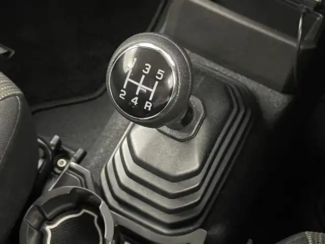 スズキ ジムニー XC 埼玉県 2023(令5)年 0.6万km シフォンアイボリーメタリックブラック2トーンルーフ 社外ディスプレイオーディオ　スズキセーフティサポート　シートヒーター　ＥＴＣ　クルーズコントロール　ＬＥＤヘッドライト　ドライブレコーダー　プッシュスタート　スマートキー　純正アルミホイール