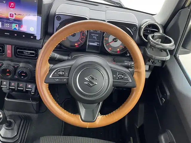 スズキ ジムニー XC 埼玉県 2023(令5)年 0.6万km シフォンアイボリーメタリックブラック2トーンルーフ 社外ディスプレイオーディオ　スズキセーフティサポート　シートヒーター　ＥＴＣ　クルーズコントロール　ＬＥＤヘッドライト　ドライブレコーダー　プッシュスタート　スマートキー　純正アルミホイール