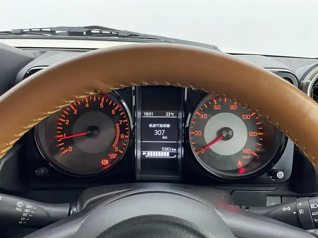 スズキ ジムニー XC 埼玉県 2023(令5)年 0.6万km シフォンアイボリーメタリックブラック2トーンルーフ 社外ディスプレイオーディオ　スズキセーフティサポート　シートヒーター　ＥＴＣ　クルーズコントロール　ＬＥＤヘッドライト　ドライブレコーダー　プッシュスタート　スマートキー　純正アルミホイール