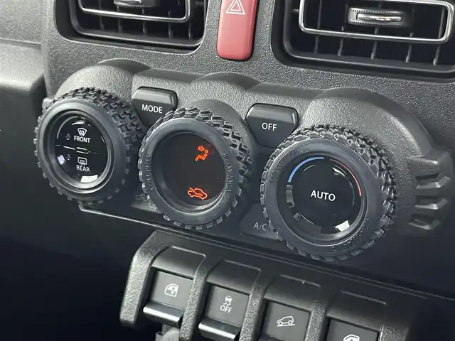 スズキ ジムニー XC 埼玉県 2023(令5)年 0.6万km シフォンアイボリーメタリックブラック2トーンルーフ 社外ディスプレイオーディオ　スズキセーフティサポート　シートヒーター　ＥＴＣ　クルーズコントロール　ＬＥＤヘッドライト　ドライブレコーダー　プッシュスタート　スマートキー　純正アルミホイール