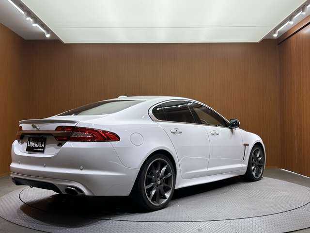 ジャガー ＸＦ 3．0 プレミアム ラグジュアリー 千葉県 2012(平24)年 7.7万km ポラリスホワイト サンルーフ　/コンビレザーシート　/ナビ　/バックカメラ　/ＴＶ　/パワーシート　/シートヒーター　/イルミネーション付スカッフプレート　/ＥＴＣ