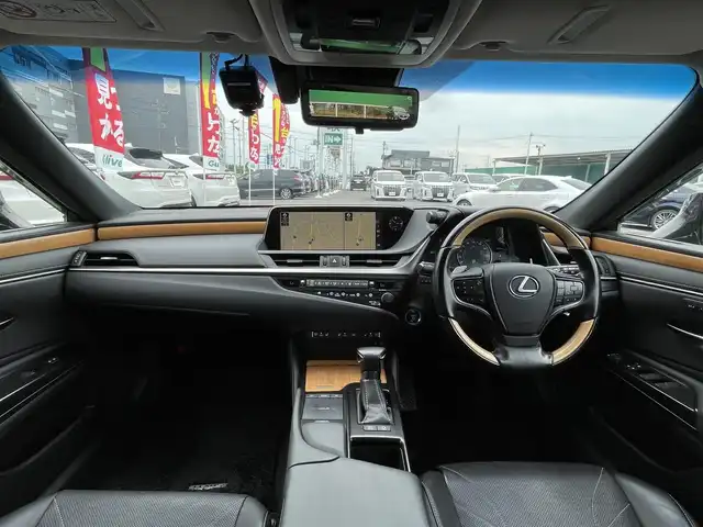 レクサス ＥＳ 300h バージョンL 千葉県 2020(令2)年 3.1万km グラファイトブラックガラスフレーク ムーンルーフ/ブラックレザーシート/純正12.3インチSDナビ/・CD/DVD/MSV/Bluetooth/フルセグTV/パノラミックビューカメラ/デジタルインナーミラー/レクサスセーフティシステム＋/・レーダークルーズコントロール/・プリクラッシュセーフティ/・レーンキープアシスト/・パーキングサポートブレーキ/・オートマチックハイビーム/・ブラインドスポットモニター/全席シートヒーター/前席シートベンチレーション/前席パワーシート/前後コーナーセンサー/パワートランクリッド/AC100V1500W電源/LEDヘッドランプ/オートライト/純正18インチアルミホイール/ウッドコンビステアリング/ヘッドアップディスプレイ/ステアリングヒーター/パドルシフト/左右独立オートエアコン/スマートエントリー/ビルトインETC2.0/社外ドライブレコーダー【HDR360GW】/サイド＆カーテンエアバッグ