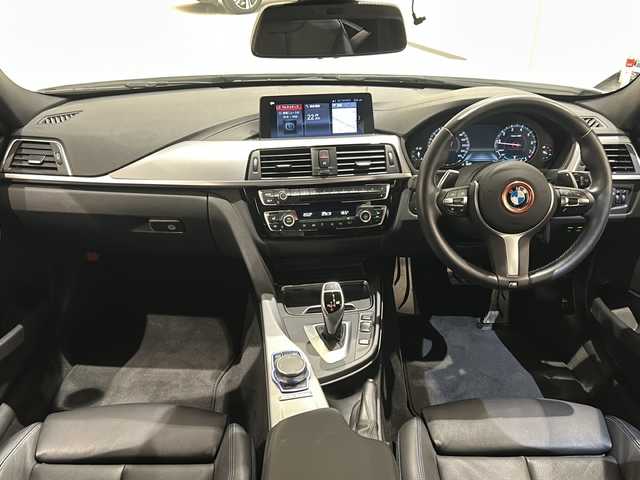 ＢＭＷ ３２０ｉ xDriveツーリングMスポーツEDシャドー 新潟県 2019(平31)年 3.6万km アルピンホワイトⅢ エディションシャドー特別装備/・ブラックキドニーグリル/・専用ダークカラーLEDヘッドライト/・専用ダークカラーLEDテールライト/・専用19インチMライトアロイホイール（オービットグレー）/・マルチディスプレイメーターパネル/・ブラックダコタレザーシート/・ステンレスペダル及びフットレスト/8.8インチHDDナビゲーションシステム/TV/FM/AM/Bluetooth/APPLECARPLAY/リアビューカメラ/ACC　ストップ＆ゴー/前車接近警告機能/アクティブクルーズコントロール/ダイナミックスタビリティコントロール/レーンディパーチャーウォーニング/パークディスタンスコントロール/コンフォートアクセス/アダプティブLEDヘッドライト/パワーバックドア/ETC2.0/シートヒーター/パワーシート（D/N席）