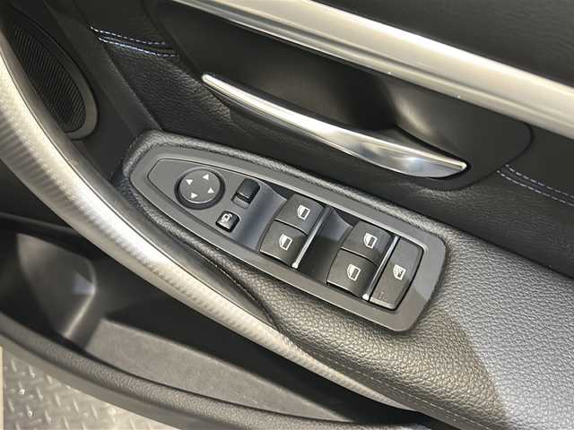 ＢＭＷ ３２０ｉ xDriveツーリングMスポーツEDシャドー 新潟県 2019(平31)年 3.6万km アルピンホワイトⅢ エディションシャドー特別装備/・ブラックキドニーグリル/・専用ダークカラーLEDヘッドライト/・専用ダークカラーLEDテールライト/・専用19インチMライトアロイホイール（オービットグレー）/・マルチディスプレイメーターパネル/・ブラックダコタレザーシート/・ステンレスペダル及びフットレスト/8.8インチHDDナビゲーションシステム/TV/FM/AM/Bluetooth/APPLECARPLAY/リアビューカメラ/ACC　ストップ＆ゴー/前車接近警告機能/アクティブクルーズコントロール/ダイナミックスタビリティコントロール/レーンディパーチャーウォーニング/パークディスタンスコントロール/コンフォートアクセス/アダプティブLEDヘッドライト/パワーバックドア/ETC2.0/シートヒーター/パワーシート（D/N席）