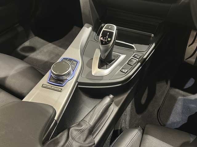 ＢＭＷ ３２０ｉ xDriveツーリングMスポーツEDシャドー 新潟県 2019(平31)年 3.6万km アルピンホワイトⅢ エディションシャドー特別装備/・ブラックキドニーグリル/・専用ダークカラーLEDヘッドライト/・専用ダークカラーLEDテールライト/・専用19インチMライトアロイホイール（オービットグレー）/・マルチディスプレイメーターパネル/・ブラックダコタレザーシート/・ステンレスペダル及びフットレスト/8.8インチHDDナビゲーションシステム/TV/FM/AM/Bluetooth/APPLECARPLAY/リアビューカメラ/ACC　ストップ＆ゴー/前車接近警告機能/アクティブクルーズコントロール/ダイナミックスタビリティコントロール/レーンディパーチャーウォーニング/パークディスタンスコントロール/コンフォートアクセス/アダプティブLEDヘッドライト/パワーバックドア/ETC2.0/シートヒーター/パワーシート（D/N席）