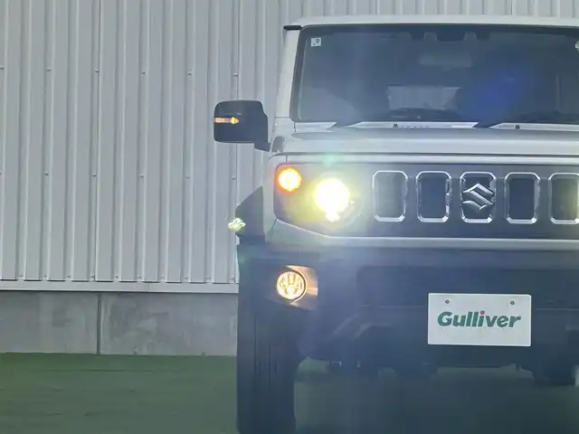 スズキ ジムニー ノマド FC 香川県 2025(令7)年 0.1千km アークティックホワイトパール スズキセーフティーサポート/・衝突被害軽減ブレーキ/・誤発進抑制機能/・車線逸脱警報/・アダプティブクルーズコントロール/・先行車発進お知らせ機能/シートヒーター/ヒーテッドドアミラー/コーナーセンサー/革巻きステアリング/ステアリングリモコン/純正アルミホイール15インチ/アイドリングストップ/パワーウィンドウ/オートエアコン/ETC/スマートキー/プッシュスタート