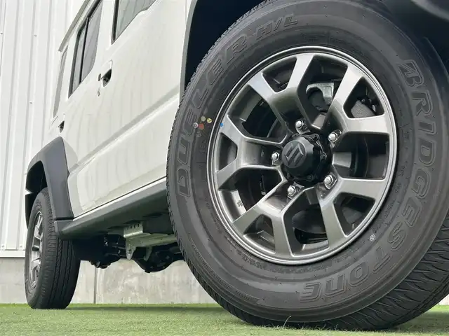 スズキ ジムニー ノマド FC 香川県 2025(令7)年 0.1千km アークティックホワイトパール スズキセーフティーサポート/・衝突被害軽減ブレーキ/・誤発進抑制機能/・車線逸脱警報/・アダプティブクルーズコントロール/・先行車発進お知らせ機能/シートヒーター/ヒーテッドドアミラー/コーナーセンサー/革巻きステアリング/ステアリングリモコン/純正アルミホイール15インチ/アイドリングストップ/パワーウィンドウ/オートエアコン/ETC/スマートキー/プッシュスタート