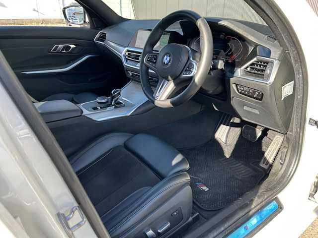 ＢＭＷ ３２０ｄ xDrive Mスポーツ 道東・釧路十勝 2019(令1)年 6万km アルピンホワイトⅢ ４WD/BMWライブ・コックピット：/　12.3インチ マルチ・ディスプレイ・メーター・パネル /　10.25インチ ワイド・コントロール・ディスプレイ/　HDDナビゲーション・システム/ BT/USB/type-c/リアビューカメラ/ミラーETC/ドライビング・アシスト・プロフェッショナル/レーンキーピングアシスト/アクティブクルーズコントロール/パークディスタンスコントロール/パーキングアシスト/ハーフレザーシート/フロントパワーシート/フロントシートヒーティング/パワーバックドア/ワイヤレス充電/純正18インチAW/純正フロアマット/取扱説明書/保証書