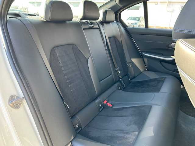 ＢＭＷ ３２０ｄ xDrive Mスポーツ 道東・釧路十勝 2019(令1)年 6万km アルピンホワイトⅢ ４WD/BMWライブ・コックピット：/　12.3インチ マルチ・ディスプレイ・メーター・パネル /　10.25インチ ワイド・コントロール・ディスプレイ/　HDDナビゲーション・システム/ BT/USB/type-c/リアビューカメラ/ミラーETC/ドライビング・アシスト・プロフェッショナル/レーンキーピングアシスト/アクティブクルーズコントロール/パークディスタンスコントロール/パーキングアシスト/ハーフレザーシート/フロントパワーシート/フロントシートヒーティング/パワーバックドア/ワイヤレス充電/純正18インチAW/純正フロアマット/取扱説明書/保証書