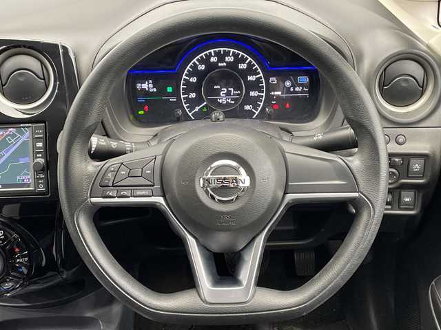 日産 ノート e－パワー X 栃木県 2016(平28)年 6.2万km 茶 純正ナビ/（CD/フルセグTV/Bluetooth/SD/USB)/全方位カメラ/前後コーナーセンサー/前後ドラレコ/禁煙車/衝突軽減ブレーキ/デジタルインナーミラー/オートライト/横滑り防止装置/スマートキー/プッシュスタート/ステアリングスイッチ/ウィンカーミラー/電動格納ミラー/純正フロアマット