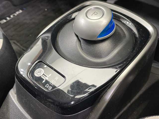 日産 ノート e－パワー X 栃木県 2016(平28)年 6.2万km 茶 純正ナビ/（CD/フルセグTV/Bluetooth/SD/USB)/全方位カメラ/前後コーナーセンサー/前後ドラレコ/禁煙車/衝突軽減ブレーキ/デジタルインナーミラー/オートライト/横滑り防止装置/スマートキー/プッシュスタート/ステアリングスイッチ/ウィンカーミラー/電動格納ミラー/純正フロアマット