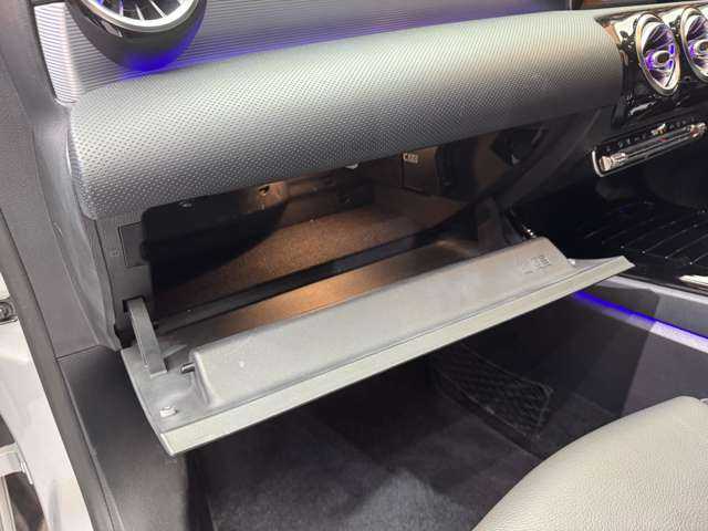 メルセデス・ベンツ Ａ２００ｄ AMGライン 千葉県 2019(令1)年 5.1万km イリジウムシルバー レザーエクスクルーシブＰＫＧ　/アドバンスドＰＫＧ　/パノラマＳＲ　/灰黒革シート　/ＨＵＤ　/Ｂｕｒｍｅｓｔｅｒサウンド　/ＡＣＣ　/ナビ　/ＴＶ　/３６０°Ｂｌｕｅｔｏｏｔｈ接続　/シートＨ　/ＲＳＰ　/ドラレコ　/ＥＴＣ