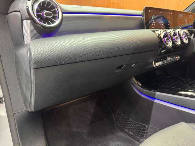 メルセデス・ベンツ Ａ２００ｄ AMGライン 千葉県 2019(令1)年 5.1万km イリジウムシルバー レザーエクスクルーシブＰＫＧ　/アドバンスドＰＫＧ　/パノラマＳＲ　/灰黒革シート　/ＨＵＤ　/Ｂｕｒｍｅｓｔｅｒサウンド　/ＡＣＣ　/ナビ　/ＴＶ　/３６０°Ｂｌｕｅｔｏｏｔｈ接続　/シートＨ　/ＲＳＰ　/ドラレコ　/ＥＴＣ