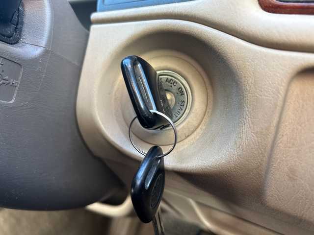 トヨタ クラウン ロイヤル ロイヤルエクストラ LTD 愛知県 2001(平13)年 8.8万km ホワイトパールクリスタルシャイン/シルバーマイカM ワンオーナー/禁煙車/純正CDデッキ/運転席パワーシート/クルーズコントロール/キーレス/オートライト/フォグライト/ハロゲンヘッドライト/純正フロアマット/純正ドアバイザー/電格ミラー/スペアタイヤ/取扱説明書/保証書/点検記録簿/その他H26.H28.H30.R2.R4.R6