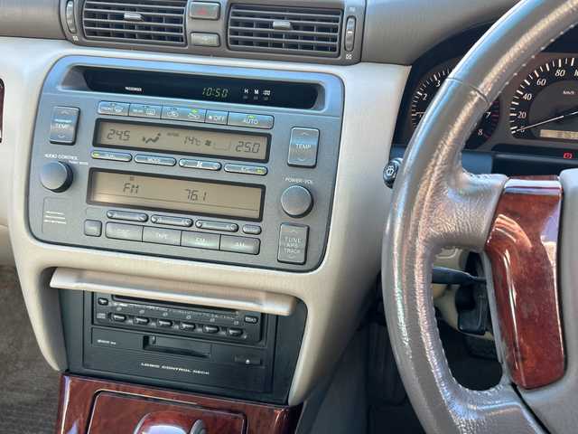 トヨタ クラウン ロイヤル ロイヤルエクストラ LTD 愛知県 2001(平13)年 8.8万km ホワイトパールクリスタルシャイン/シルバーマイカM ワンオーナー/禁煙車/純正CDデッキ/運転席パワーシート/クルーズコントロール/キーレス/オートライト/フォグライト/ハロゲンヘッドライト/純正フロアマット/純正ドアバイザー/電格ミラー/スペアタイヤ/取扱説明書/保証書/点検記録簿/その他H26.H28.H30.R2.R4.R6