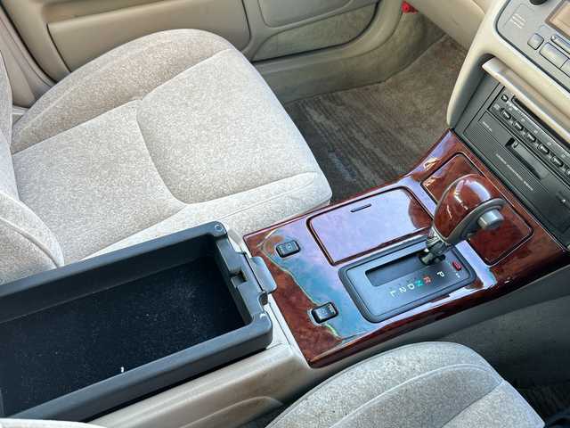 トヨタ クラウン ロイヤル ロイヤルエクストラ LTD 愛知県 2001(平13)年 8.8万km ホワイトパールクリスタルシャイン/シルバーマイカM ワンオーナー/禁煙車/純正CDデッキ/運転席パワーシート/クルーズコントロール/キーレス/オートライト/フォグライト/ハロゲンヘッドライト/純正フロアマット/純正ドアバイザー/電格ミラー/スペアタイヤ/取扱説明書/保証書/点検記録簿/その他H26.H28.H30.R2.R4.R6