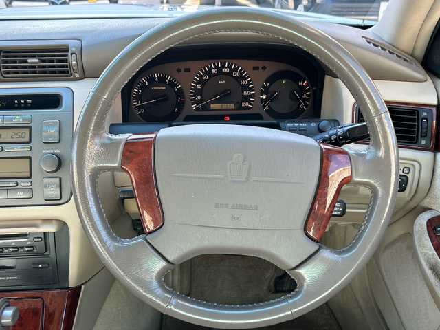 トヨタ クラウン ロイヤル ロイヤルエクストラ LTD 愛知県 2001(平13)年 8.8万km ホワイトパールクリスタルシャイン/シルバーマイカM ワンオーナー/禁煙車/純正CDデッキ/運転席パワーシート/クルーズコントロール/キーレス/オートライト/フォグライト/ハロゲンヘッドライト/純正フロアマット/純正ドアバイザー/電格ミラー/スペアタイヤ/取扱説明書/保証書/点検記録簿/その他H26.H28.H30.R2.R4.R6