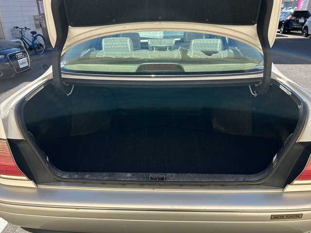 トヨタ クラウン ロイヤル ロイヤルエクストラ LTD 愛知県 2001(平13)年 8.8万km ホワイトパールクリスタルシャイン/シルバーマイカM ワンオーナー/禁煙車/純正CDデッキ/運転席パワーシート/クルーズコントロール/キーレス/オートライト/フォグライト/ハロゲンヘッドライト/純正フロアマット/純正ドアバイザー/電格ミラー/スペアタイヤ/取扱説明書/保証書/点検記録簿/その他H26.H28.H30.R2.R4.R6