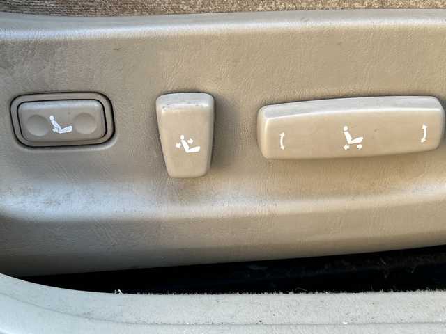 トヨタ クラウン ロイヤル ロイヤルエクストラ LTD 愛知県 2001(平13)年 8.8万km ホワイトパールクリスタルシャイン/シルバーマイカM ワンオーナー/禁煙車/純正CDデッキ/運転席パワーシート/クルーズコントロール/キーレス/オートライト/フォグライト/ハロゲンヘッドライト/純正フロアマット/純正ドアバイザー/電格ミラー/スペアタイヤ/取扱説明書/保証書/点検記録簿/その他H26.H28.H30.R2.R4.R6