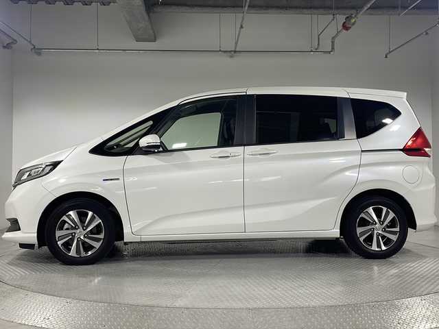 ホンダ フリード ハイブリット G ホンダセンシング 神奈川県 2021(令3)年 3.1万km プラチナホワイトパール 純正9インチナビ/CD&DVD&BT&SD&USB&HDIM&フルセグTV/バックカメラ/ビルトインETC/両側パワースライドドア/ハーフレザーシート/シートヒーター前席/ホンダセンシング/衝突軽減ブレーキ/誤発進抑制機能/後方後発進抑制機能/歩行者事故低減ステアリング/アダプティブクルーズコントロール/車線維持支援システム/路外逸脱抑制機能/先行車発進お知らせ機能/標識認識機能