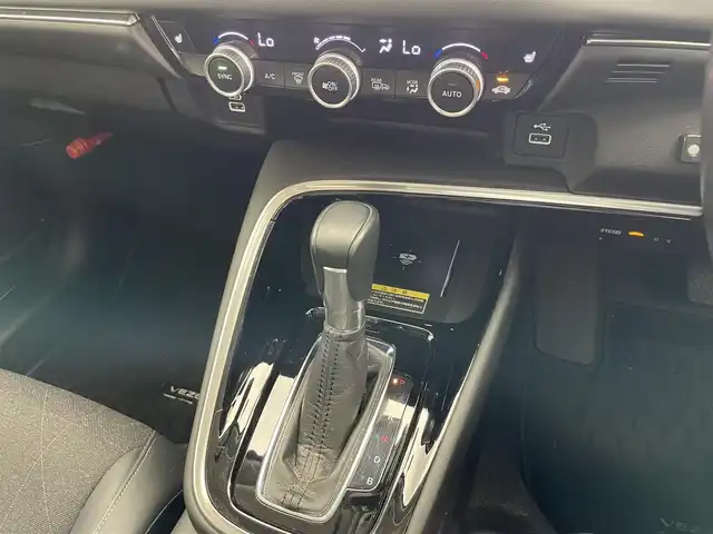 ホンダ ヴェゼル ハイブリッド e:HEV Z 愛知県 2021(令3)年 4万km パール 純正９型ディスプレイナビ　フルセグＴＶ　カープレ対応　バックカメラ　ワイヤレス充電　ＥＴＣ２．０　ＢＳＭ　電動パーキングブレーキ　ホンダセンシング　衝突軽減装置　追従クルコン　ハンドル支援　禁煙車/Honda SENSING/ブラインドスポットインフォメーション/ 後退出庫サポート/ Honda CONNECTディスプレー＋ETC2.0車載器＋ワイヤレス充電器/親水/ヒーテッドドアミラー＋熱線入りフロントウインドウ＋運転席助手席シートヒーター/ハンズフリーアクセスパワーテールゲート(予約クローズ機能付)/LEDシーケンシャルターンシグナルランプ/コンビシート/18インチアルミホイール